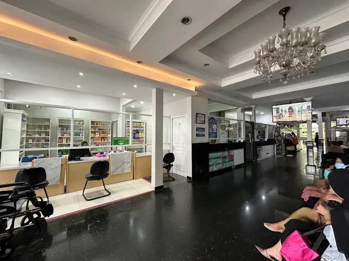 Area apotek dan lobi RS Jakarta Medical Center, dengan lemari obat dan meja pelayanan.